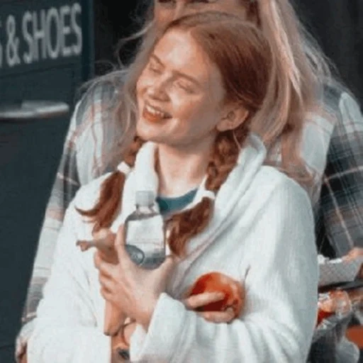 sadie sink, sadie sink, max mayfield, la ragazza è rossa