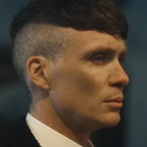 visières pointues, thomas she shelby hairstyle haircut, peaky blinders thomas shelby, cillian murphy peaky blinders, visors tranchants thomas shelby haircut
