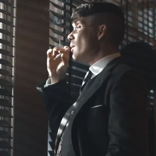 der junge mann, the people, thomas shelby whisky, thomas shelby raucht, thomas shelby zigaretten