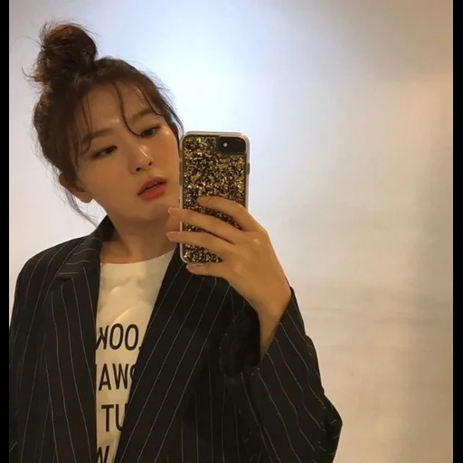 kan silgi, mode korea, red velvet irene, red velvet seulgi, selfie beludru merah sylgi