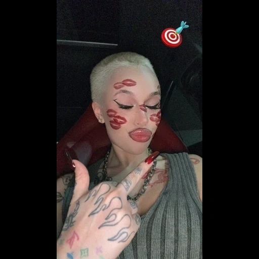 jeune femme, humain, fille, idées de tatouages, maquillage avec des baisers