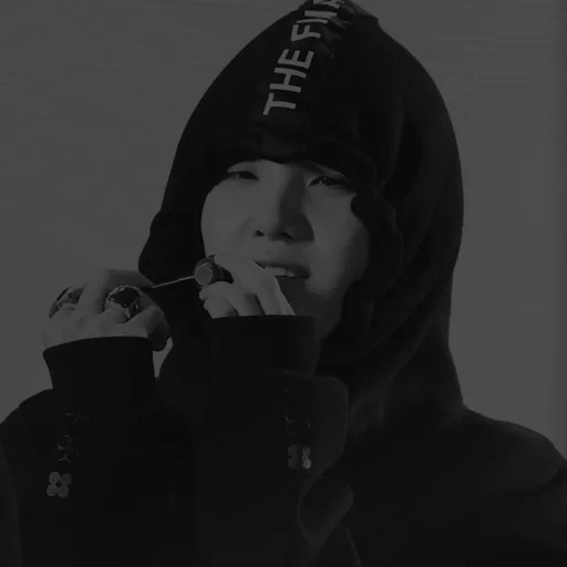 шуга bts, yoongi bts, min yoongi bts, тэхен бтс капюшоне