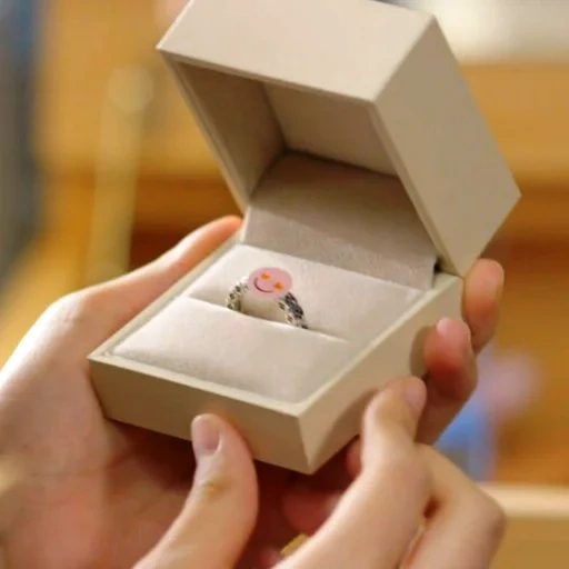 кольцо подарок, кольцо коробочке, подарок коробочка, коробочка кольцом руках, открытая коробочка кольцом