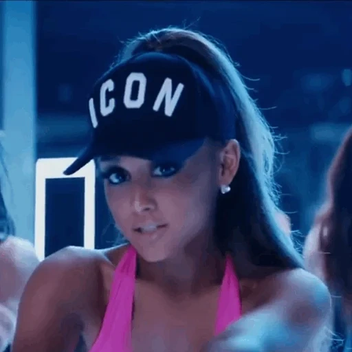 mujer joven, ariana grande, trate de no cantar, ariana grande de lado a lado, ariana grande clip de lado a lado