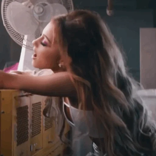 les filles, jeune femme, ariana grande, ariana grande d'un côté à l'autre, ariana grande clip side tu