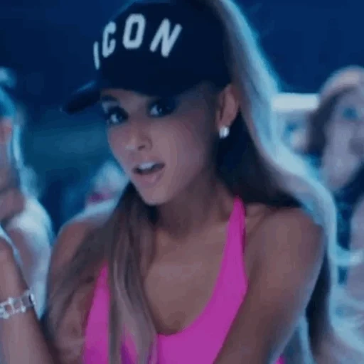 jeune femme, ariana grande, ariana grande côté tuté, ariana grande d'un côté à l'autre, ariana grande clip côte à côte