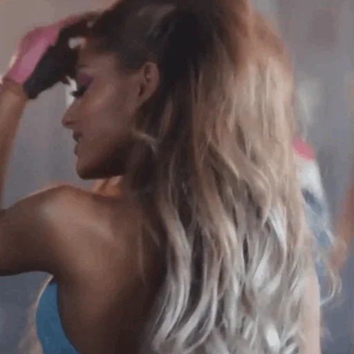 mujer joven, ariana grande, el color del cabello es ombre, hermosa chica, color de cabello mokko rubio