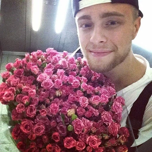 yegor creed, nyusha egor creed, egor creed with flowers, julia prokhorova per 28 anni si adatta a yegor creda, egor creed beautiful