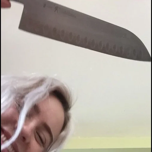 faca, mulher com uma faca, aviva, billie eilish, 