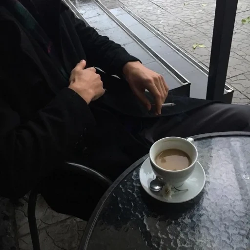 уютный кофе, черные сохры, кофе сигареты, мужская рука кофе, мрачные фотографии