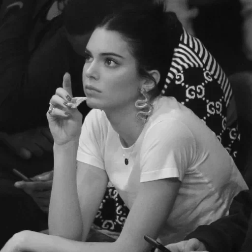 jeune femme, kylie jenner, kendall jenner, match de basket-ball, style cendall jenner