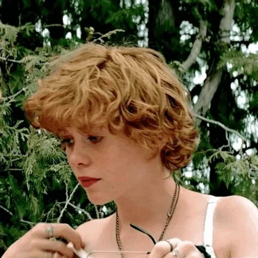 corte de pelo, sophia lillis, beverly marsh, cortar el cabello rizado, cabello corto y rizado