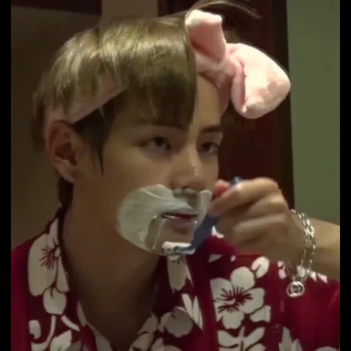 ah ah ah ah, boys di bangtan, kim tae hyung si sta facendo la barba, kim tae hyung con la barba, baffi di kim tae hyung