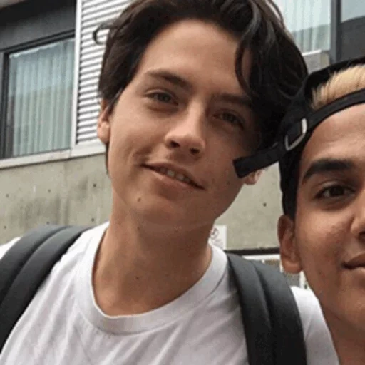 cole spruce 2021, cole sprouse 2021, selfie oleh cole spruce, spruce dylan cole, cole spruce charles melton