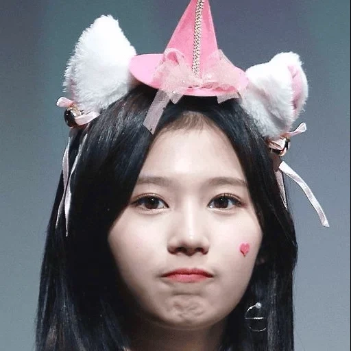 twice, minatozaki sana, азиатские девушки, hyunjin loona cat, momo sana mina chayeong