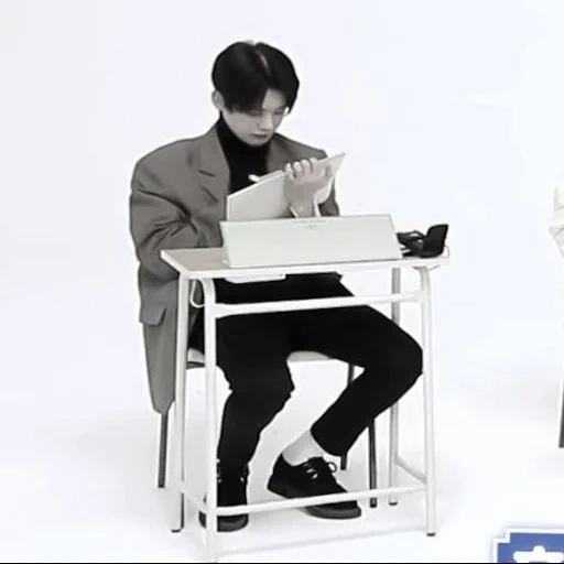 namjoon bts, la scrivania, tavolo portatile, taehyung jungkook, scrivania verticale