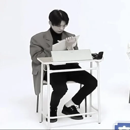 namjoon bts, der schreibtisch, laptop schreibtisch, taehyung jungkook, stehtisch