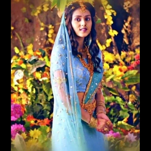 mujer joven, larry winget, mallika singh, aliya bhatt sari, actriz de bondi bachi