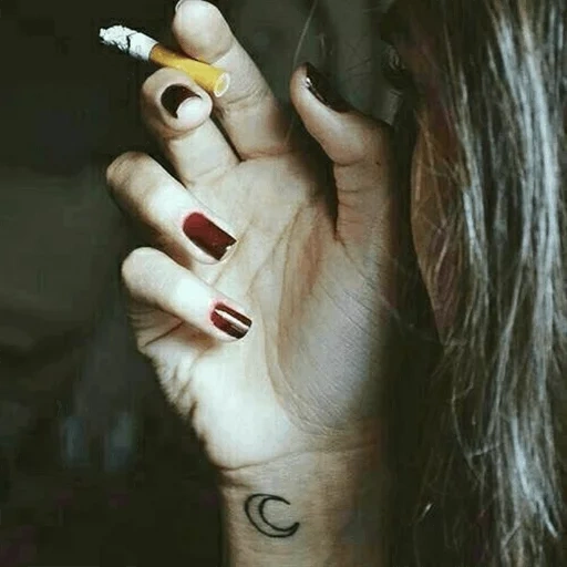 девушка, рука сигаретой, курящая девушка, девушка сигаретой русая, женская рука сигаретой ночью