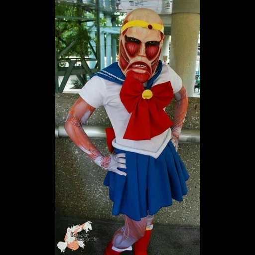 cosplay sailor moon, jouons au jeu, sailor moon cosplay man, hommes cosplayeurs sailor moon, titane colossal de la vraie vie