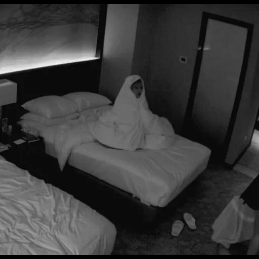 humain, appartement, intérieur, caméra cachée, couverture enveloppée de yoongi