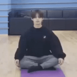 mec, humain, pose de yogi de lotus, exercices de yoga, exercice de shpagata