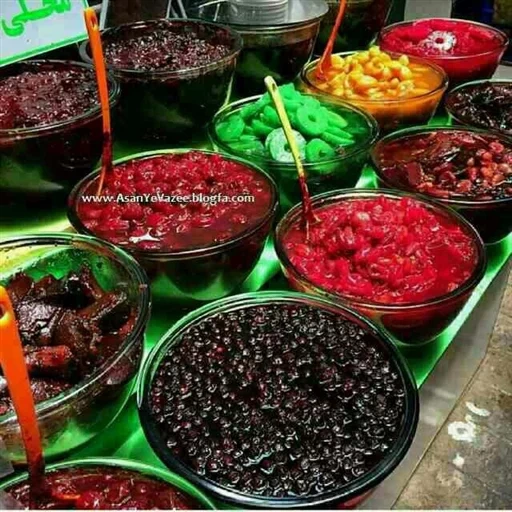 tajrish bazaar, artikel auf dem tisch, iranische produkte, basar im osten des iran, indischer süßwarenmarkt