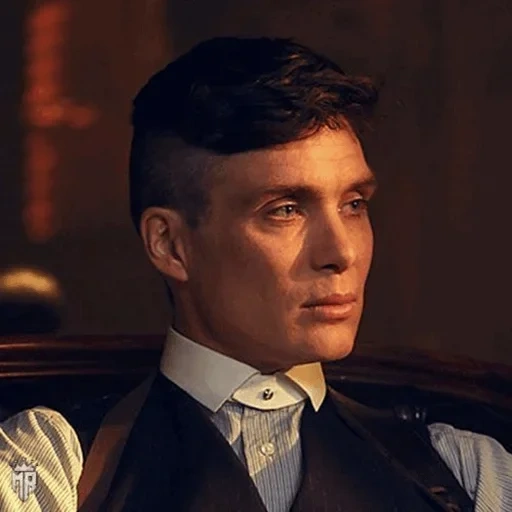 shelby thomas, visori acuti, thomas shelby tacchio, acconciatura thomas shelby, peaky blinders thomas shelby