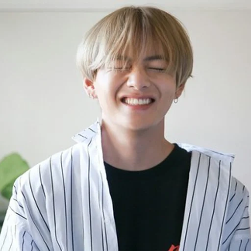 taehyung, kim tae-hyun, bts taehyung, bangtan boys, kim tae-heng sonriendo