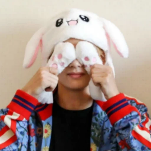 kim tae hyun, boys di bangtan, cappello kim tae hyung, bts tahen cap, bts bunny cap