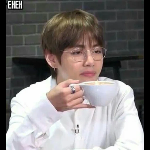 kim tae-hyun, bangtan boys, bts taiheng meme, taiheng está bebiendo té, café kim tae-heng