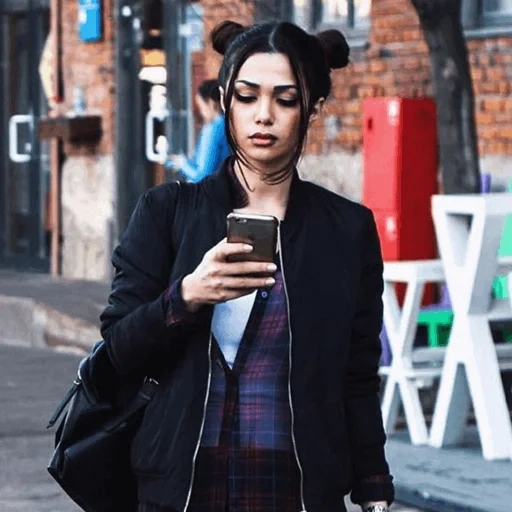 junge frau, modische klamotten, straßenmode, streetstyle, stilvolle kleidung