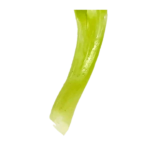 зеленая слизь, размытое изображение, лист салата, зеленый лук, один кабачок на белом фоне