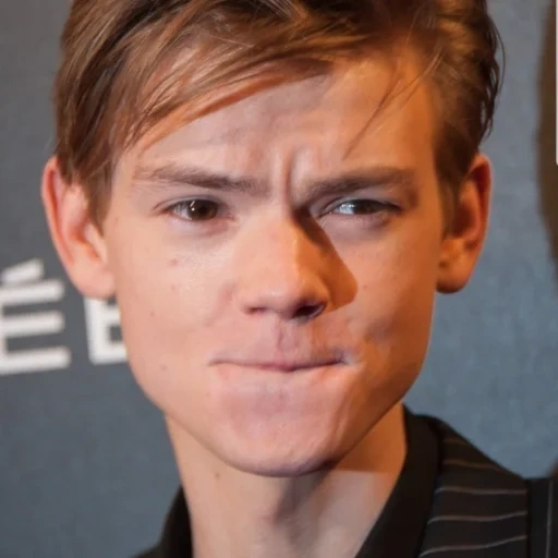 thomas sangster, l'attore thomas sangster, thomas sangster sorride, biografia di thomas sangster, thomas sangster life personale