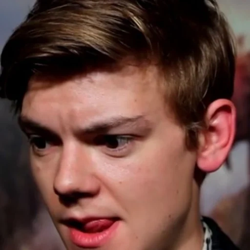 thomas sangster, thomas sangster 2016, aktor thomas sangster, thomas sangster tersenyum, menjalankan tes labirin api