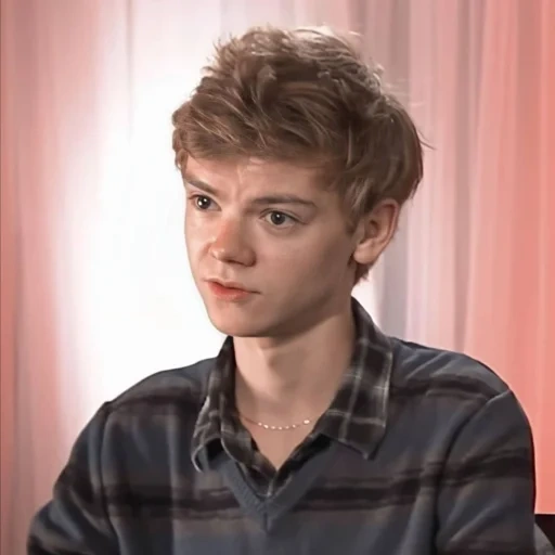 junge, mensch, thomas sangster, thomas sangster 2016, thomas sangster lächelt