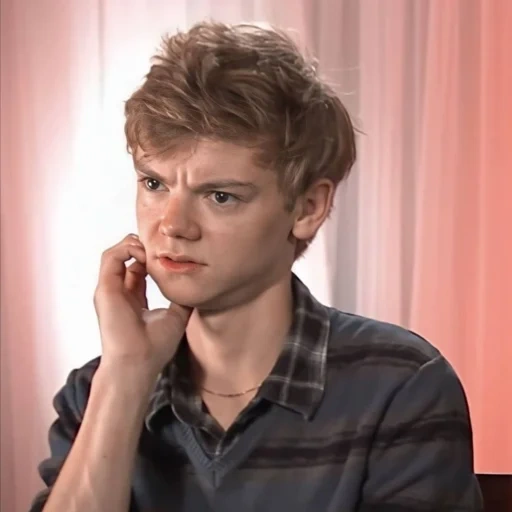 anak laki-laki, subtitle, thomas sangster, subtitle rusia, aisling loftus kematian seorang pahlawan super