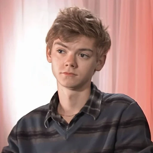 thomas sangster, thomas sangster 2020, thomas sangster masih muda, thomas sangster biography, aisling loftus kematian seorang pahlawan super