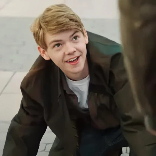 junge, thomas sangster, thomas sangster 2016, thomas sangster 30 jahre alt, thomas sangster lächelt