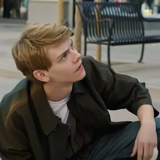 thomas sangster, schöne jungs, thomas sangster pullover, fantom galo 2014 thomas sangster, hayden christensen star wars 2019