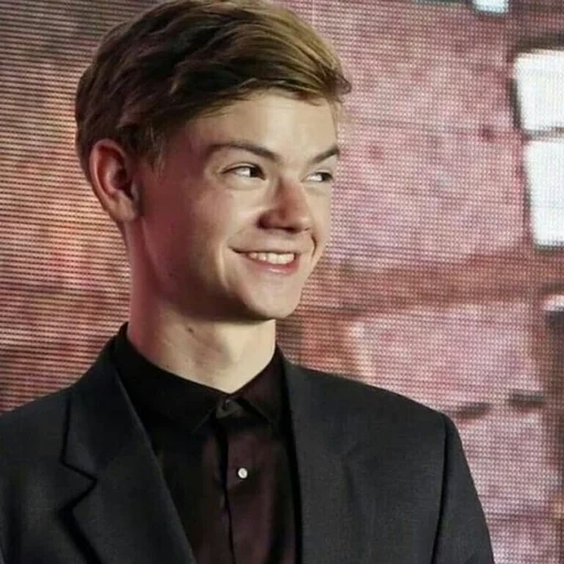 ragazzo, luke mitchell, thomas sangster, thomas sangster 2012, thomas sangster sorride