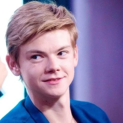 dylan thomas, thomas sangster, thomas sangster lacht, thomas sangster lächelt, thomas sangster biographie