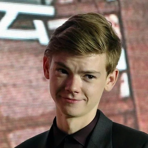 thomas sangster, thomas sangster newt, aktor thomas sangster, thomas sangster tersenyum, thomas sangster biography