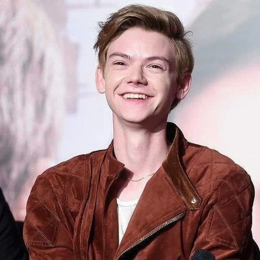 thomas sangster, junge schauspieler, thomas sangster lacht, thomas sangster lächelt, thomas sangster lächelt