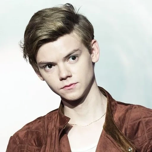 thomas, old oskol, thomas sangster, acteur thomas sangster, thomas sangster sourit