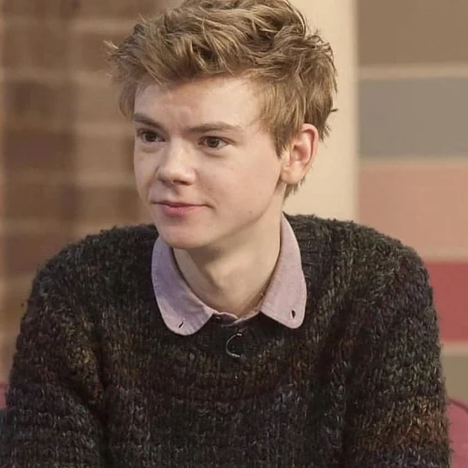 thomas sangster, thomas sangster 2020, thomas sangster tersenyum, thomas sangster adalah seorang remaja, thomas sangster biography