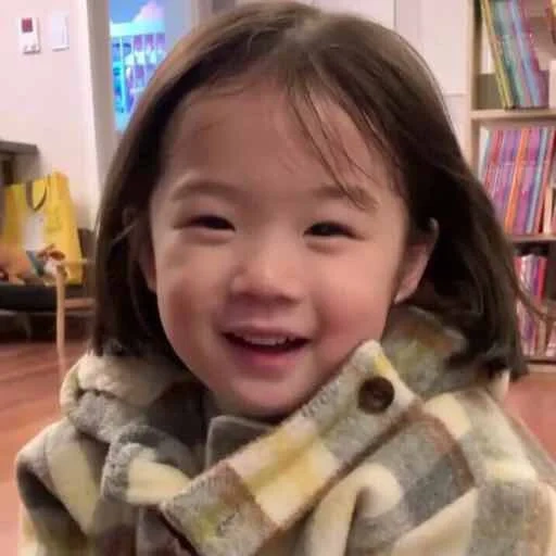 koreanische kinder, asiatische kinder, asiatische babys, koreanische kinder sind mädchen, koreanische kinder durch das mädchen baby erhielten eine prinzessin