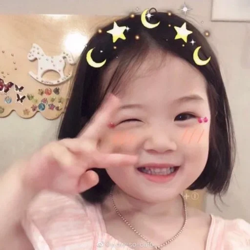 niños encantadores, niños asiáticos, linda chica coreana, bebés asiáticos, niños coreanos de la niña bebé recibió una princesa