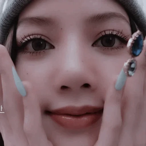 darina, lisa mani, black pink, nail makeup, korean makeup