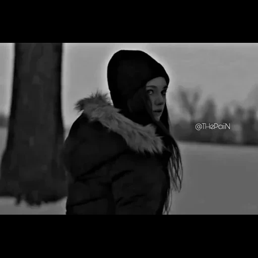 humano, mujer joven, espejo oscuro, niña triste, el estreno del clip onlife ft ramon family deckasound 2016